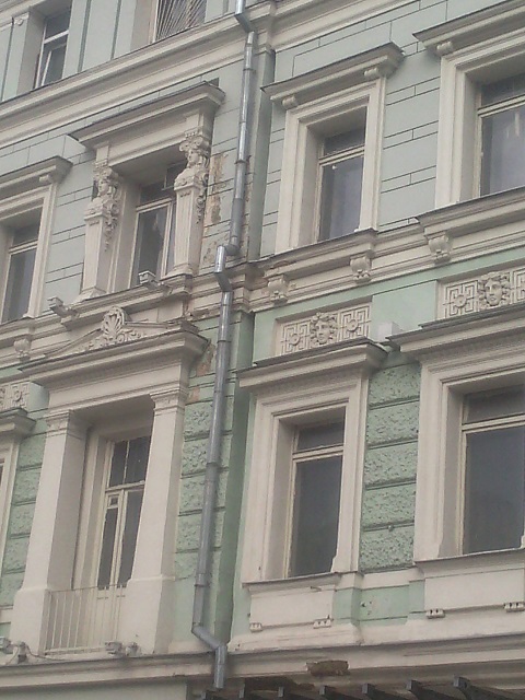 частичное повреждение фасада здания в ЦАО