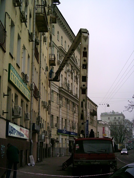 окраска фасада здания в ЦАО с автовышки