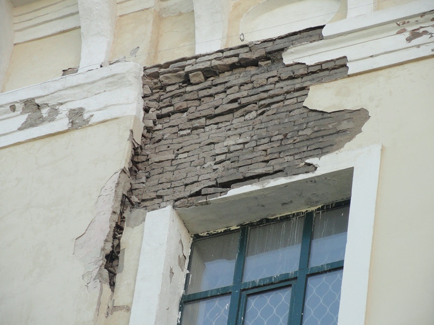 разрушение поверхности фасада - нужен ремонт перед окраской