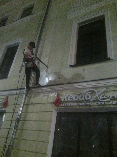 мытье окон фасадов альпинистами в ночное время