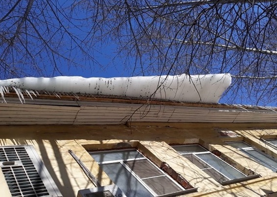 сосульки и наледь падают с кровли