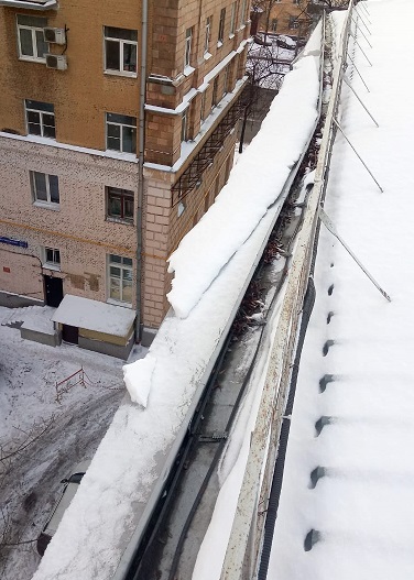 требуется очистка свесов кровли от наледи