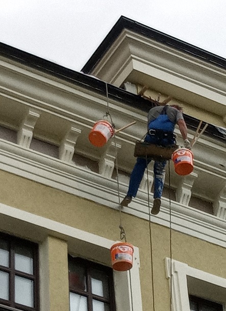 окраска альпинистами сложного фасада с лепниной