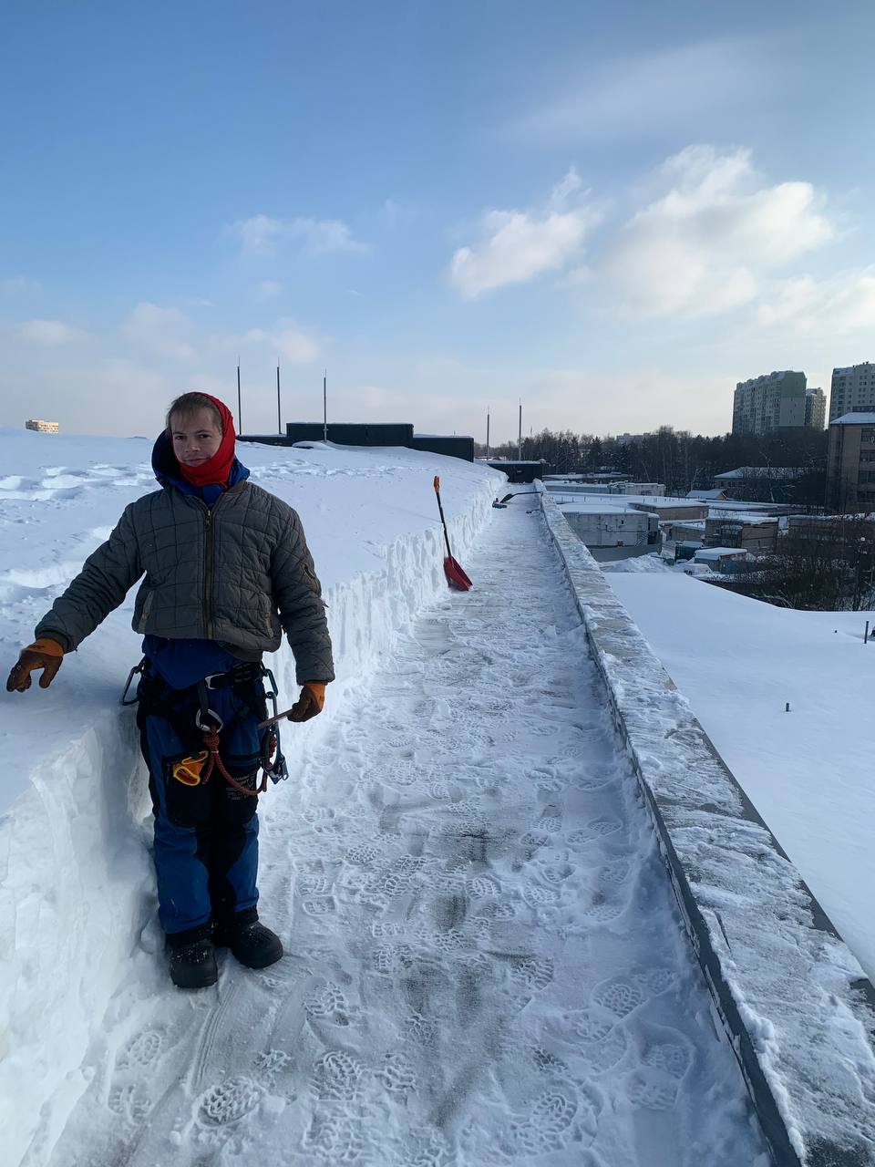 уборка с кровли снега толщиной 1 метр
